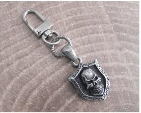 Amigaz Skull Shield Clip-on Key Chain (ARM354365)