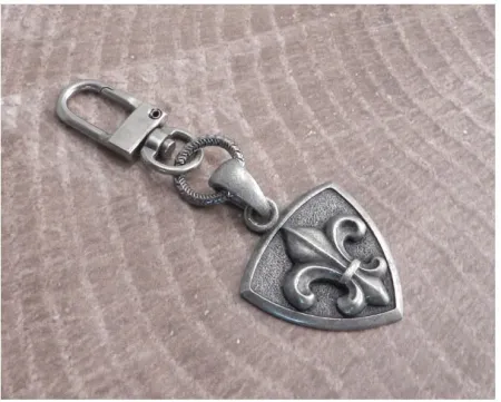Amigaz Fleur Shield Key Chain (ARM854365)